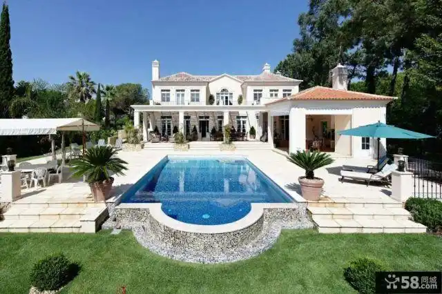 四个人坐在沙发上看电视,王俊凯来到厨房帮忙