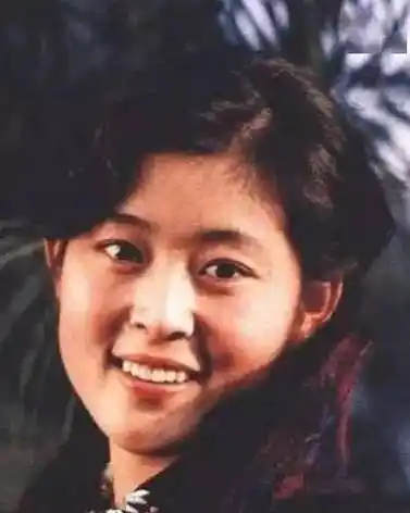 回看20岁的倪萍,那种清纯秀美,淡雅娟丽,让网友们大呼果然年轻一枝花.