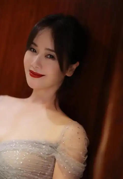 回顾左小青:唯一与陈道明传绯闻的女星,与富豪老公离婚至今单身