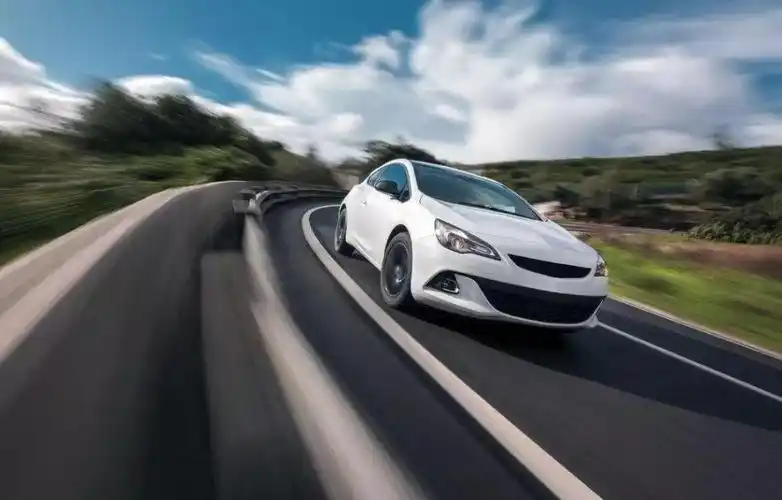 汽车开多快转弯会翻车 看完这个就明白了