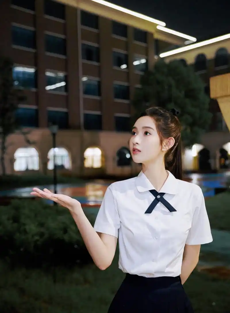 王玉雯黑白学生装青春活力写真