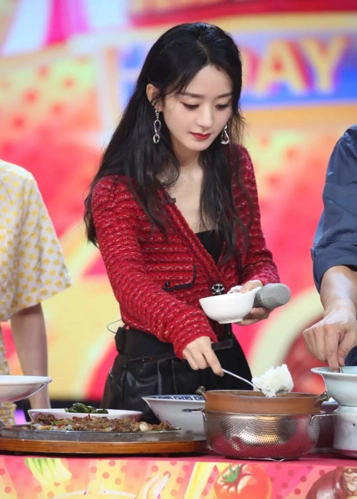 赵丽颖参加天天向上吃不停看清旁边汪涵的表情网友太真实