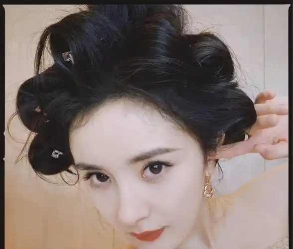 杨幂成俏厨娘为家人下厨,却不小心曝光豪宅,家中装修好奢侈_照片_身材