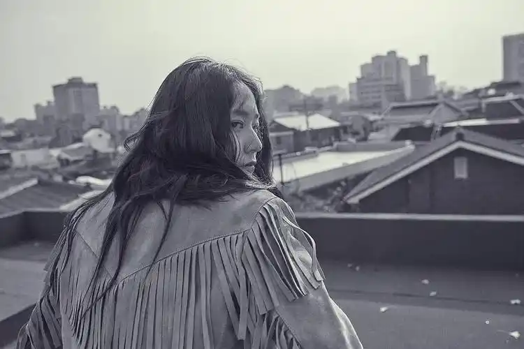 krystal郑秀晶黑白画风中溢出的美貌雕刻般侧颜