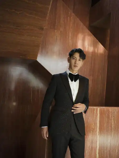 蒲巴甲现身盛典活动,黑色西装诠释绅士潮流