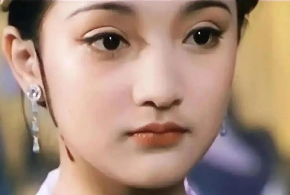 年轻时的周迅真是把"灵动"写在脸上,一双忽闪忽闪的大眼睛写满了故事.