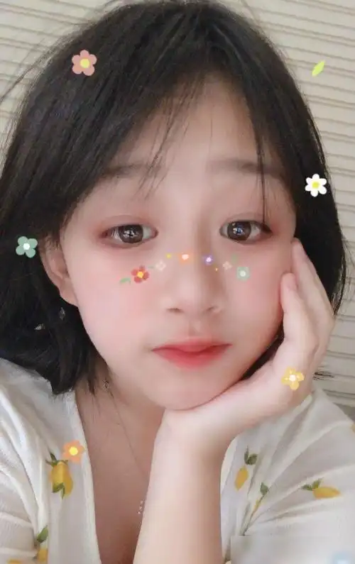 吴启华11岁女儿曝近照瓜子脸尖下巴超精致玩转滤镜似小网红