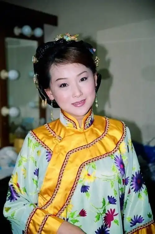 她靠着自创的食品品牌化身成功生意人,慕钰华卖葱油饼也不是一帆风顺