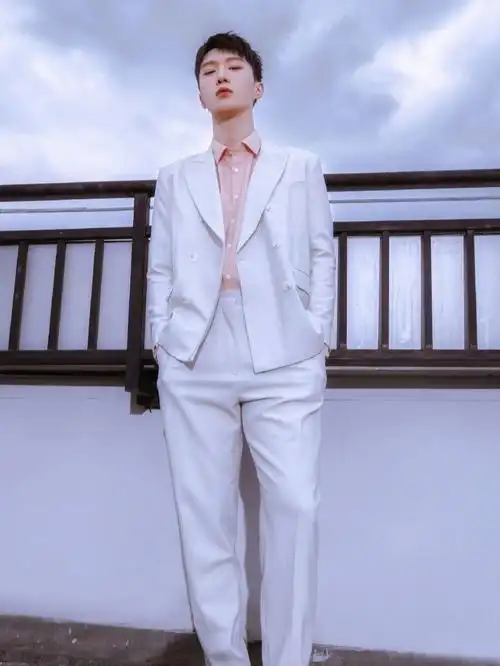 西装范丞丞很是吸引人