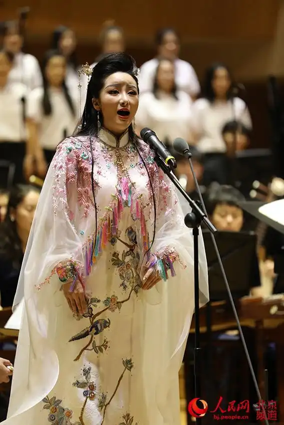 著名女高音歌唱家毛一涵担任本场音乐会独唱.人民网尹星云 摄