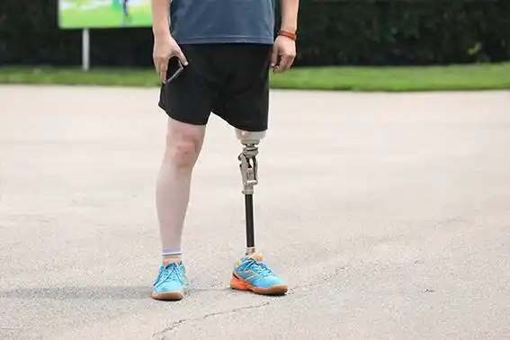 不同种类的假肢膝关节有哪些优缺点?_患者_灵活性_稳定性