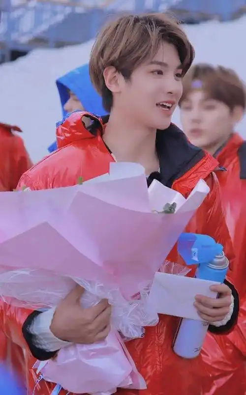 把谦逊刻在骨子里的黄明昊,细节见人品_少年_偶像_实力