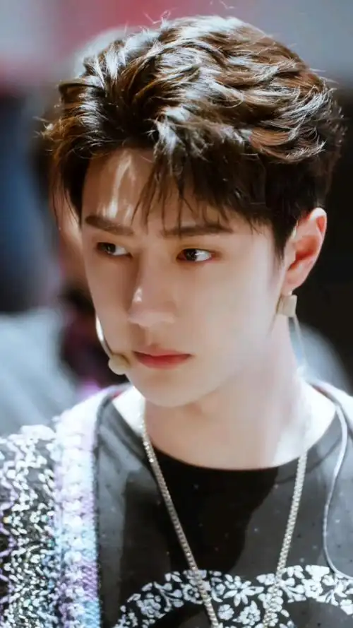 王一博#把两次王一博战队口号剪到了一起真的超酷,王队长越来越会耍