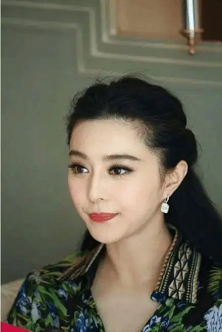 范冰冰常年披肩长发网友发现她掩盖自己的丑陋,李晨很愤怒