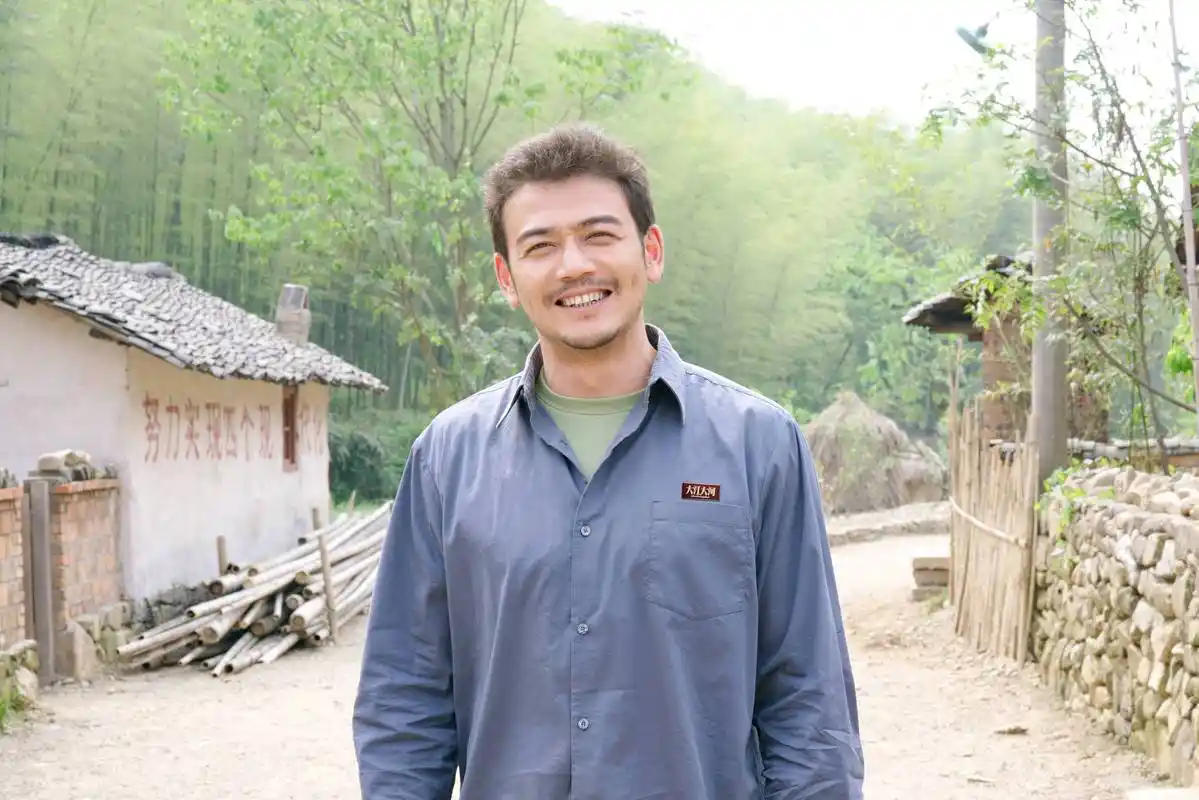 杨烁《大江大河》再曝剧照 眼神减坚定展现角色魅力