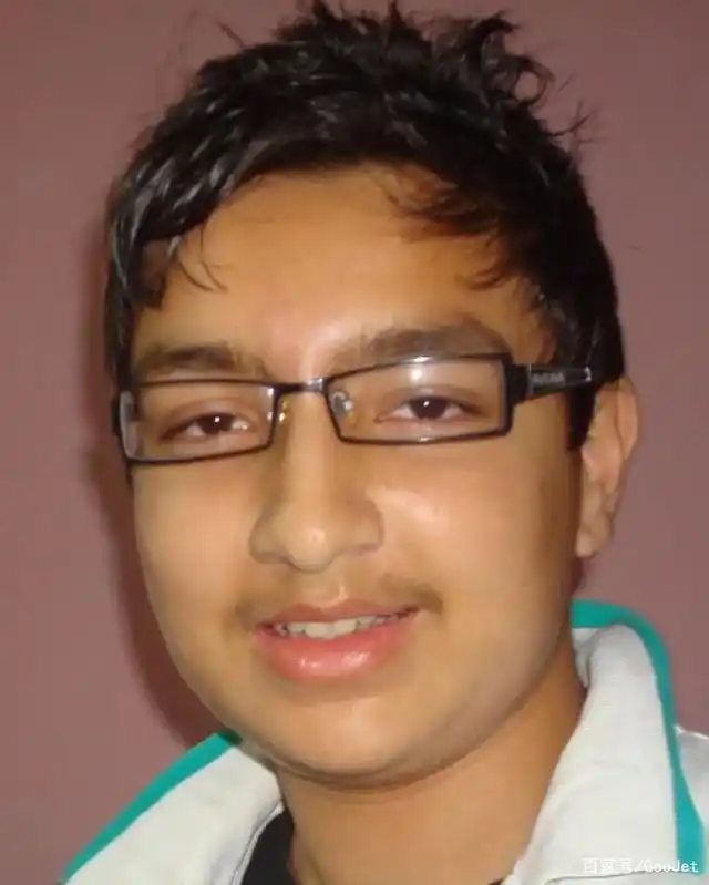 印度男明星发自己的儿时丑照,胖子都是潜力股啊!