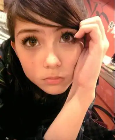 昆凌为中澳混血,15岁因参加《黑涩会》选秀出道