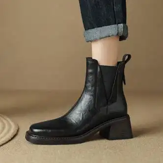 鞋靴>时尚女鞋>女靴>女士马丁靴>戴丽格>戴丽格复古方头粗跟切尔西短