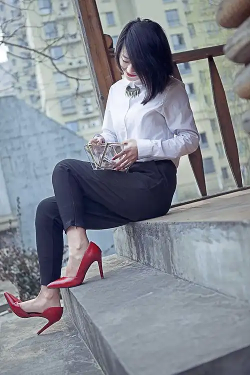 你像我在被子里的舒服 像爱不释手的 红色高跟鞋 @搭配小秘书 @达人小