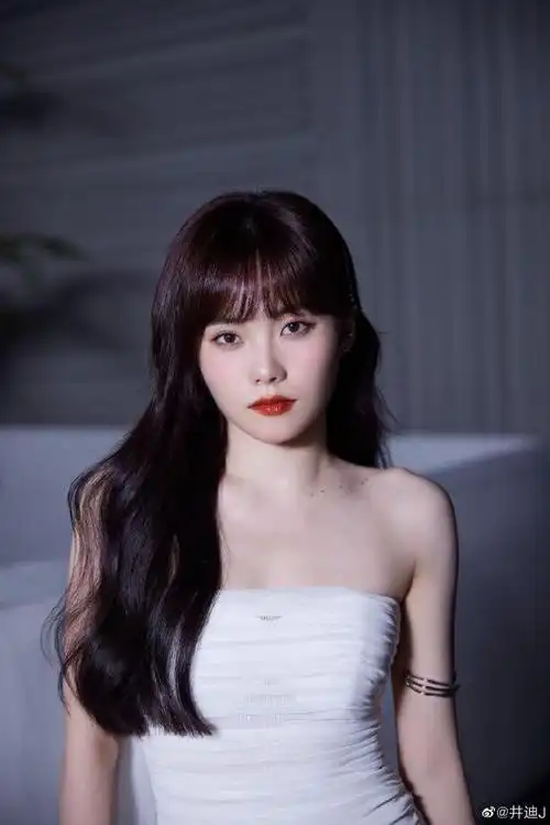 井迪是一名女歌手,也是《2016超级女声》的选手,2020年11月20日,发行