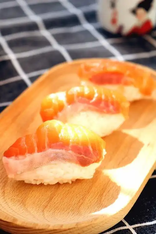 自己动手做手握三文鱼寿司,味道不输日料店图1