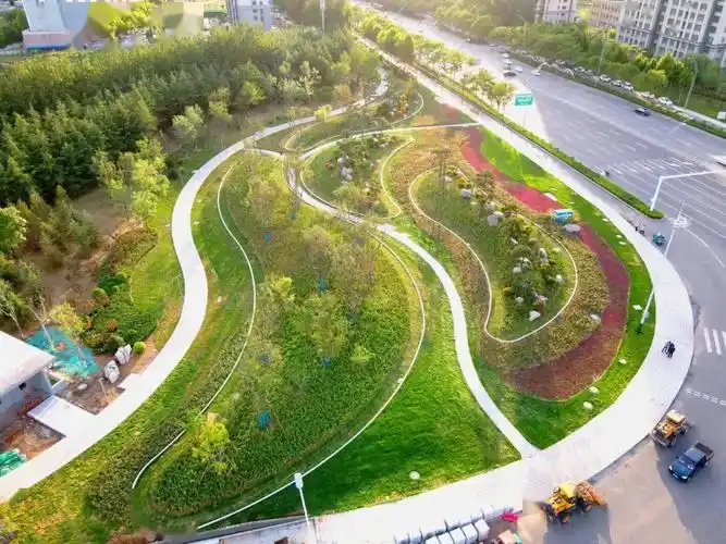 6万平方米投资2300万元健康街与高二路交叉口道路景观工程新旧对比