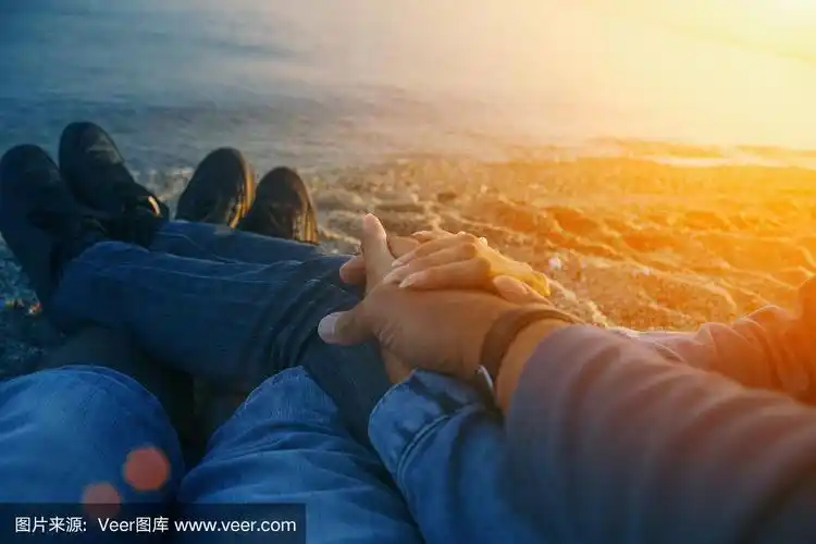 两个相爱的人在海滩上互相拥抱