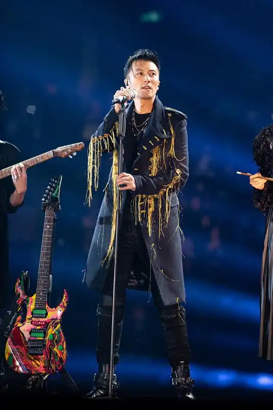 谢霆锋梳一个背头,穿上流苏款大衣,打扮时髦了哪像40岁!