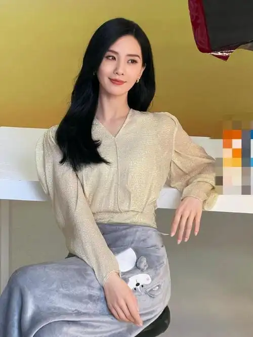 刘诗诗最近出现在公开场合,身穿白色一字肩连衣裙,黑色长发披肩,神色