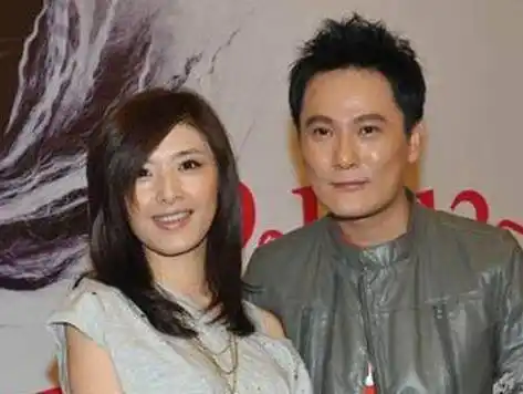 54岁张信哲单身28年至今不婚捐光上亿资产竟然都是为了她