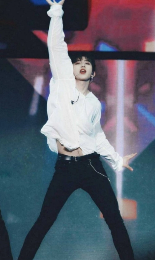 蔡徐坤看似嫩却有"沙漏腰",跳舞时抬胳膊最撩人,这极品腰好仙