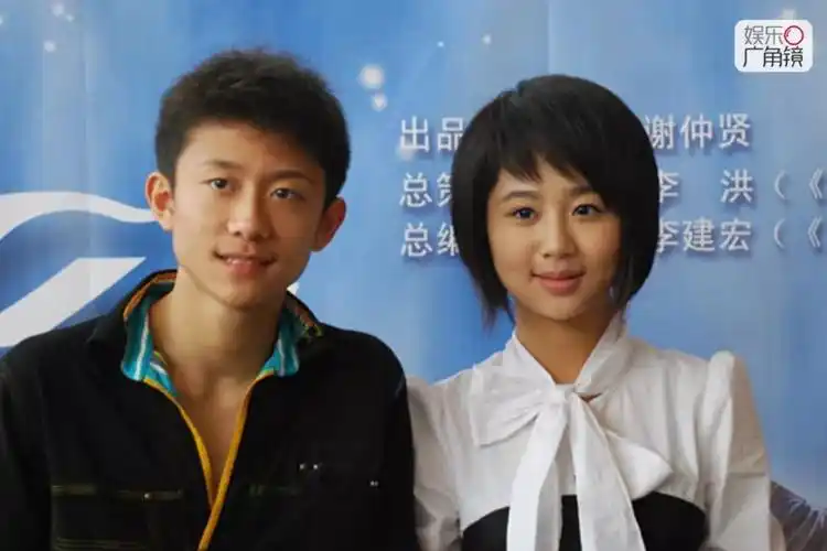 我们人人对杨紫的熟悉度一定都是从《家有儿女》的小雪起头的,其时