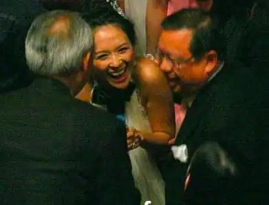 女星陪酒照曝光,章子怡狂放,刘亦菲清纯不再,她最风尘!