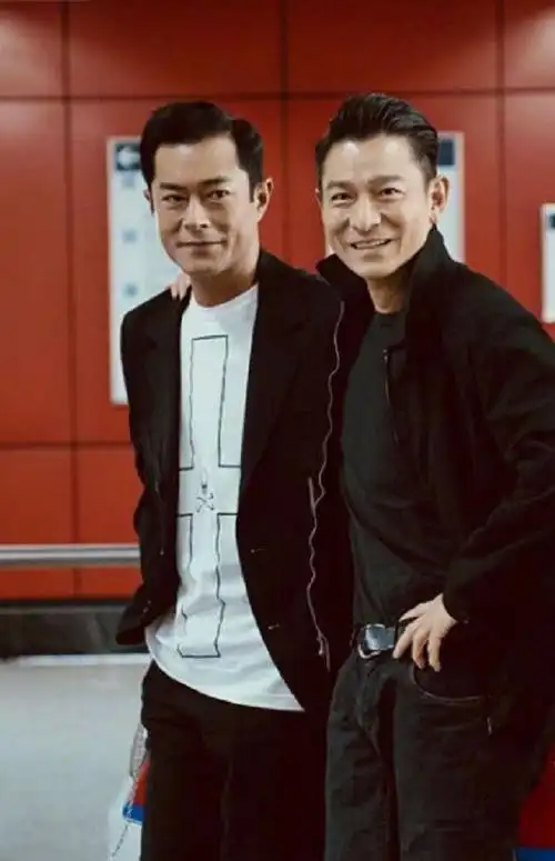 甄子丹一只大家眼中比较高冷的功夫明星,但是跟刘德华的合照中却笑得