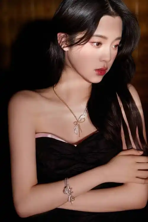 欧阳娜娜穿黑色抹胸裙光影交叠下氛围感拉满