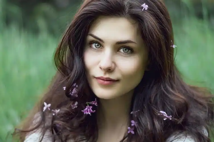 face,smirk,portrait,flowers,depth of field,壁纸,高清壁纸人物