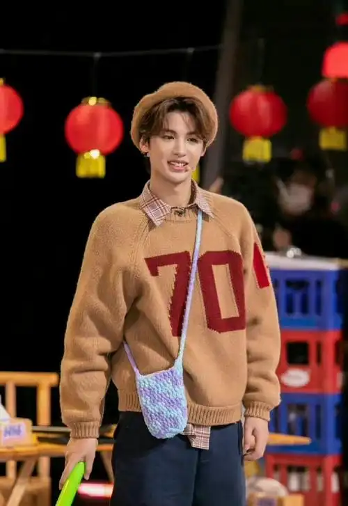 黄明昊你好星期六棕色贝雷帽毛衣造型##黄明昊你好星期六卡其色学院