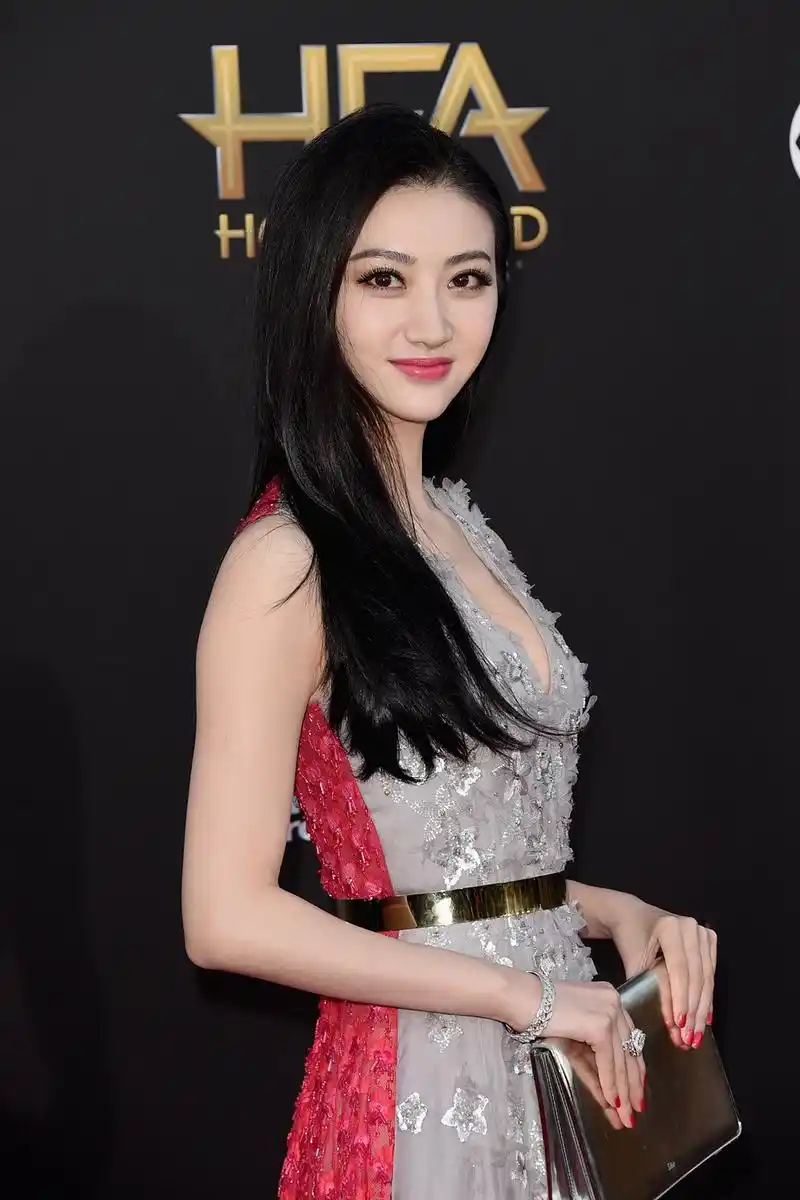 景甜初登好莱坞秀深v 事业与事业线齐飞_明星要闻_娱乐频道