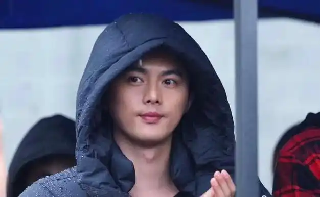 他是蒋欣和张佳宁前男友,出道多年西红人不红,今和童瑶合作翻红