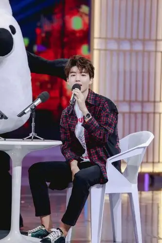 王俊凯参加快乐大本营的舞台特写照