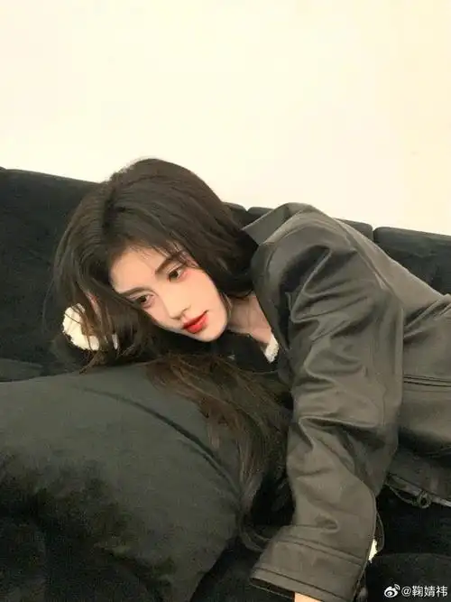 鞠婧祎晒日常随拍 歪头托腮可爱十足