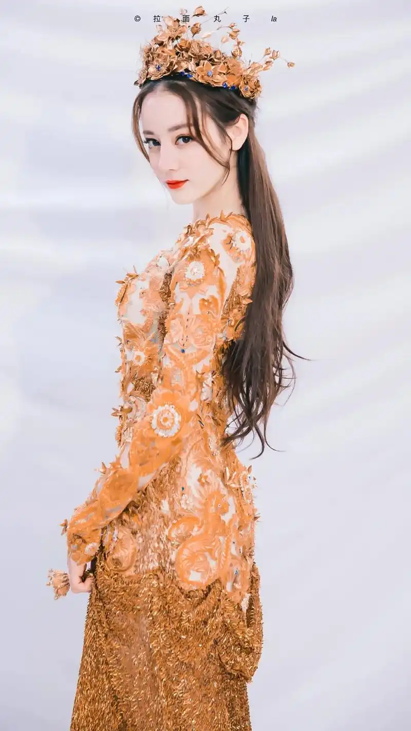 迪丽热巴 "那一天,她穿着金黄色的礼服,在台上闪闪发光,惊 - 抖音