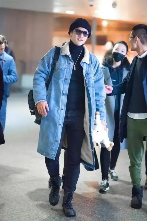 低调男明星身穿羊羔绒牛仔大衣走机场着装风度翩翩但却很耀眼