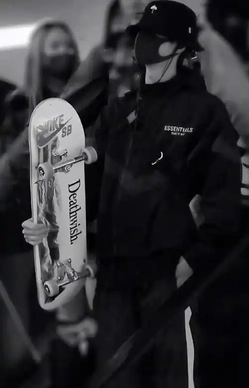 王一博终于玩滑板了##王一博