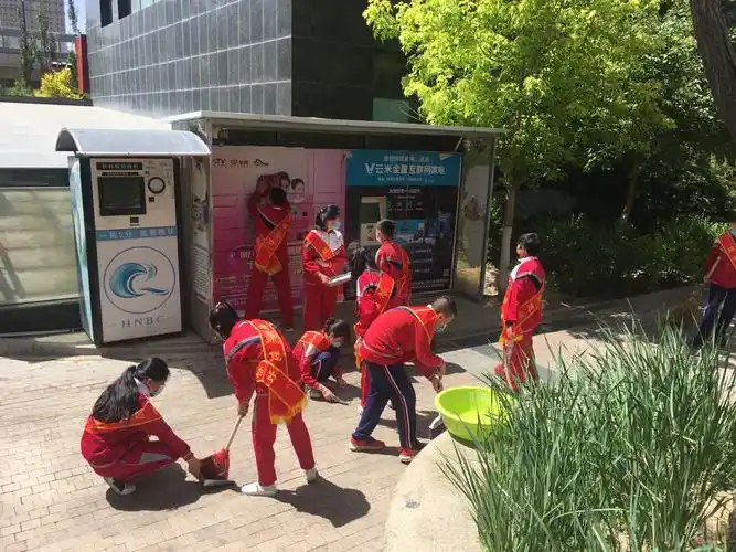 小志愿者走进学校附近的社区服务活动