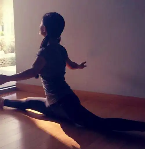 【图】谢娜一字马劈叉快乐大本营观众惊呆 自夸被自己的背影迷住了