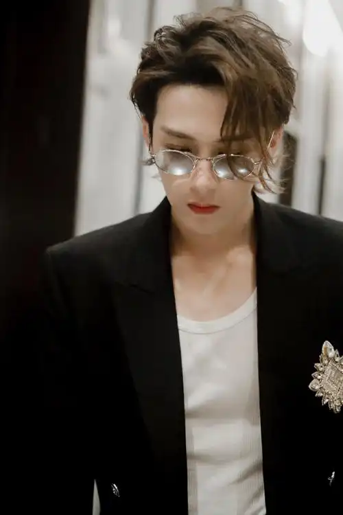 #檀健次黑西装#