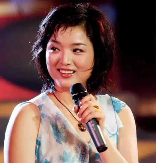 白雪是90年代的当红女歌手,她的代表作《小桃红》是难以超越的经典.