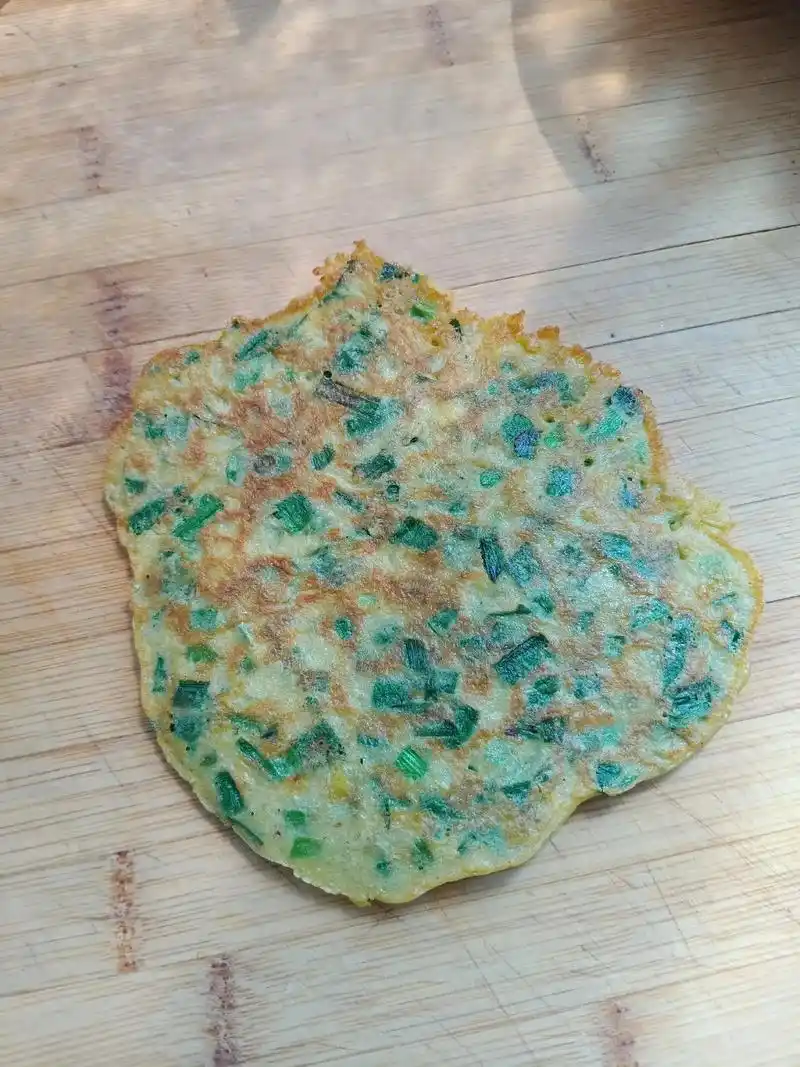中午没吃饭,老爹给烙的韭菜鸡蛋饼,好吃7815 在校的儿子让我等