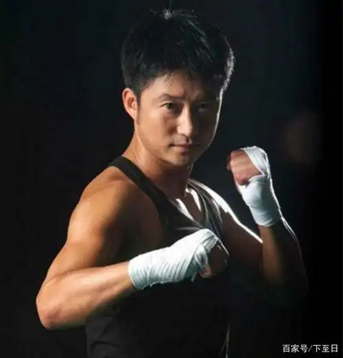 而且浑身上下都是肌肉,还有点壮,但你可能不知道的,吴京年轻时候也是